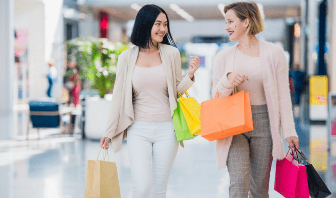 comprando en centro comercial